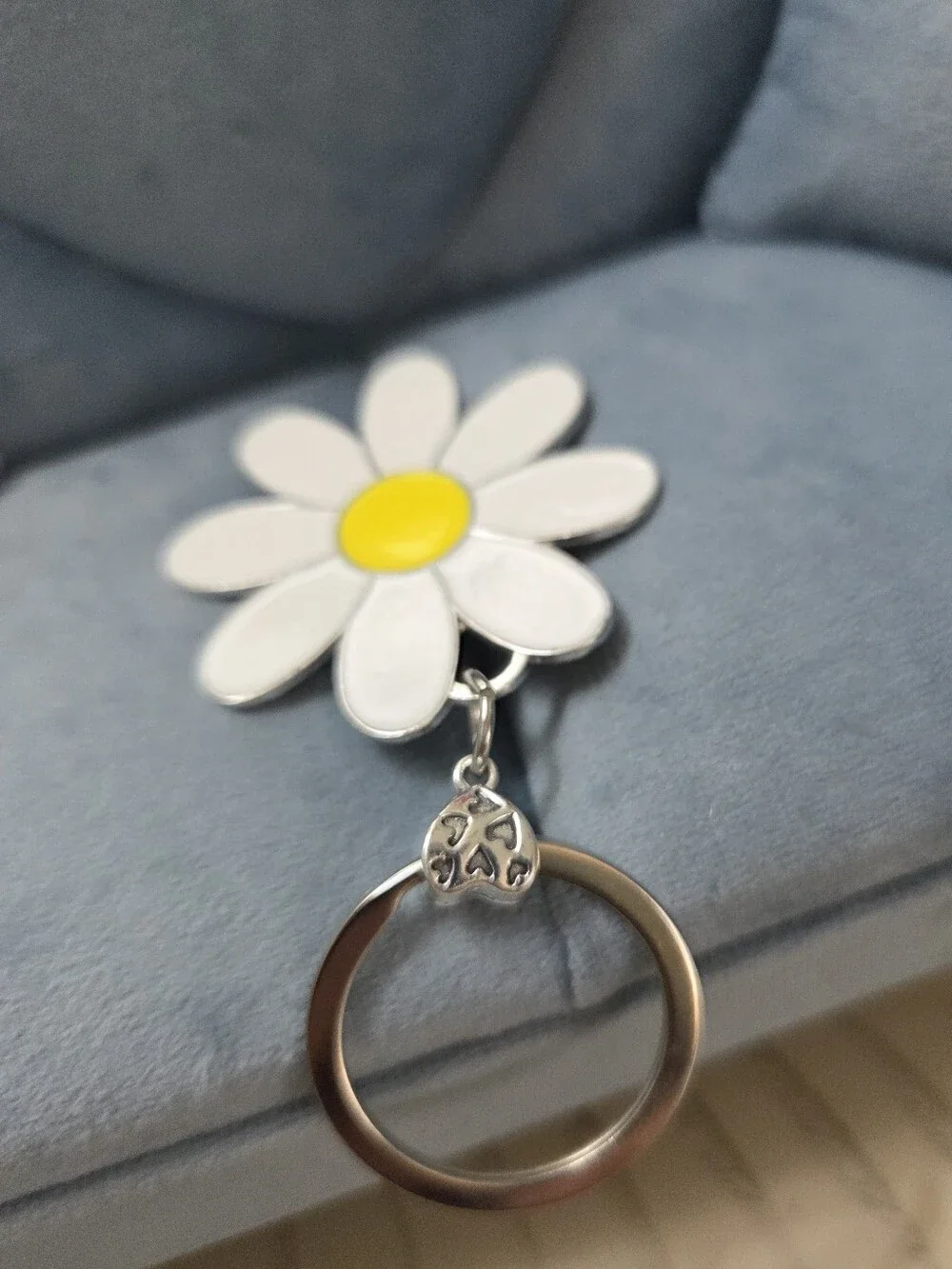(BUY NOW)Silver White Daisy Enamel Keychain Bag Charm, NEW